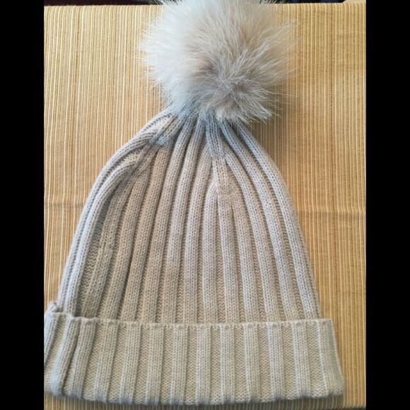 Banana Republic grey hat with Pom Pom , great condition, one size - Picture 1 of 4